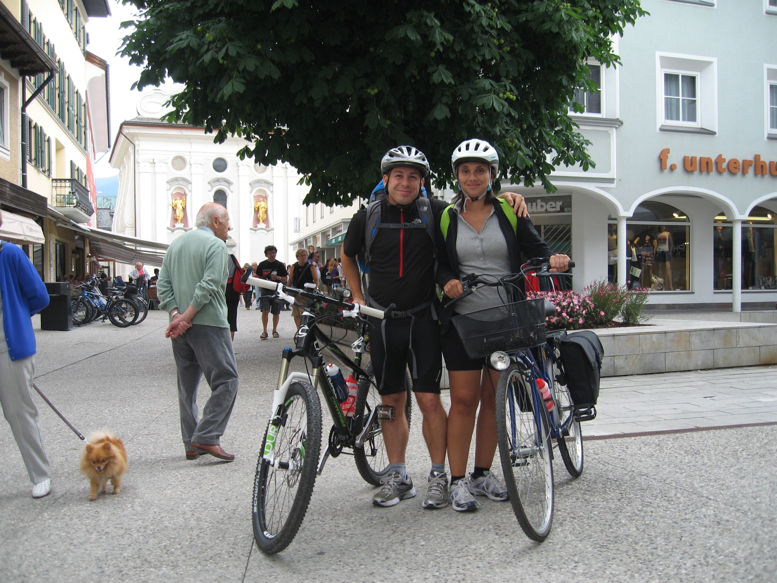 Gruppo di ciclisti in una città lungo la Ciclabile della Drava, pronti per riprendere il viaggio.